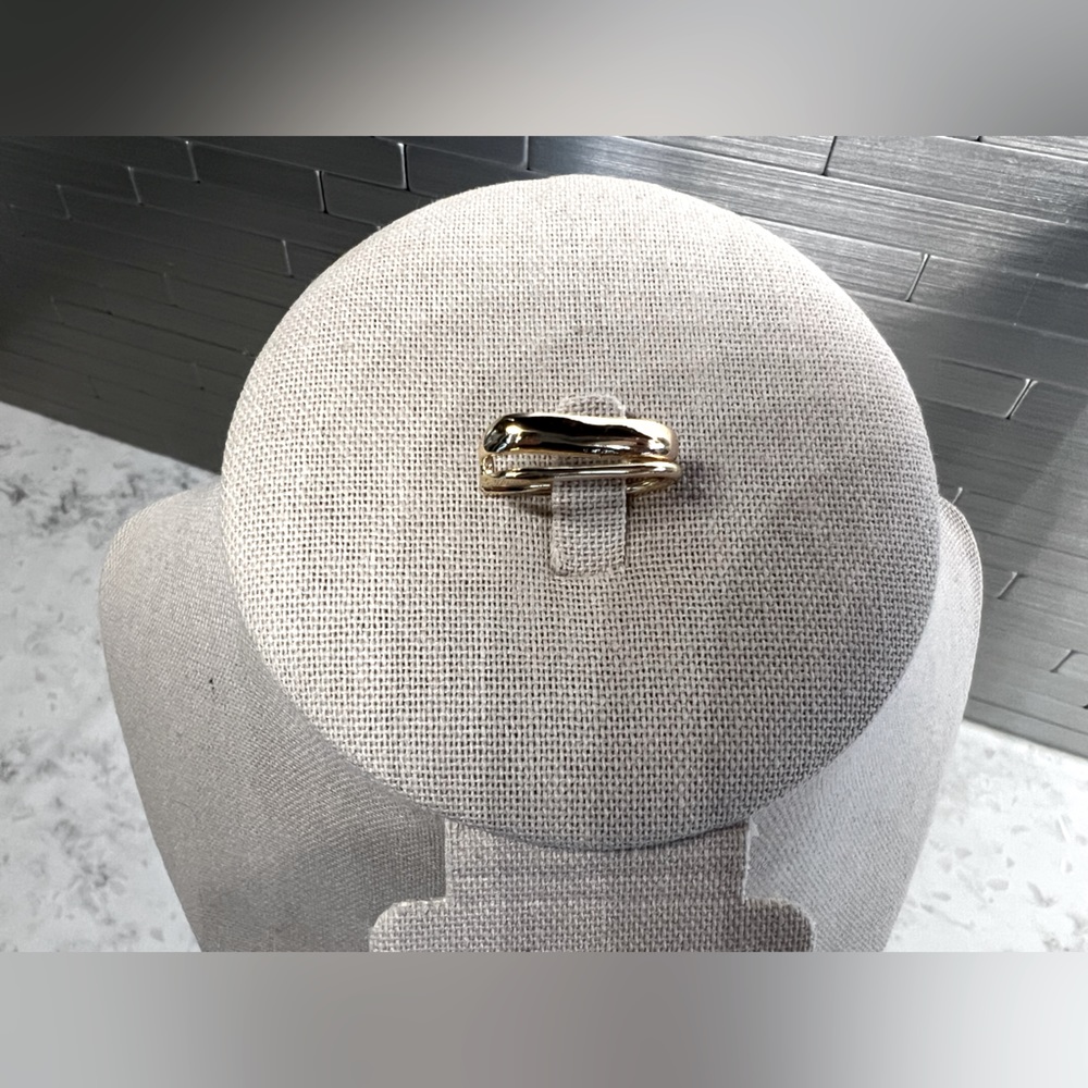 NWOT Classy Gold Ear Cuff